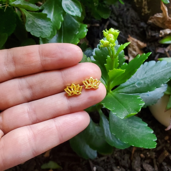 NWOT Gold Lotus Flower Studs - Picture 5 of 8